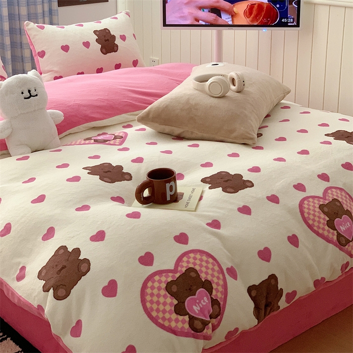 91家纺网 家纺一手货源 找家纺 星期八 2023新款210g双面牛奶绒印花四件套 爱心熊