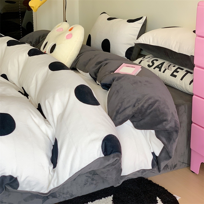 91家纺网 家纺一手货源 找家纺 星期八 2023新款210g双面牛奶绒印花四件套 波点