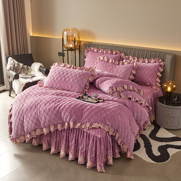 91家纺网 家纺一手货源 找家纺 罗艺轩 2024新款花季宝宝绒全套夹棉絎缝加厚系列床裙套件 丁香紫