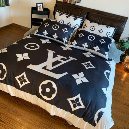 91家纺网 家纺一手货源 找家纺 色鬼 2023新款潮牌印花牛奶绒四件套直播 冬月黑