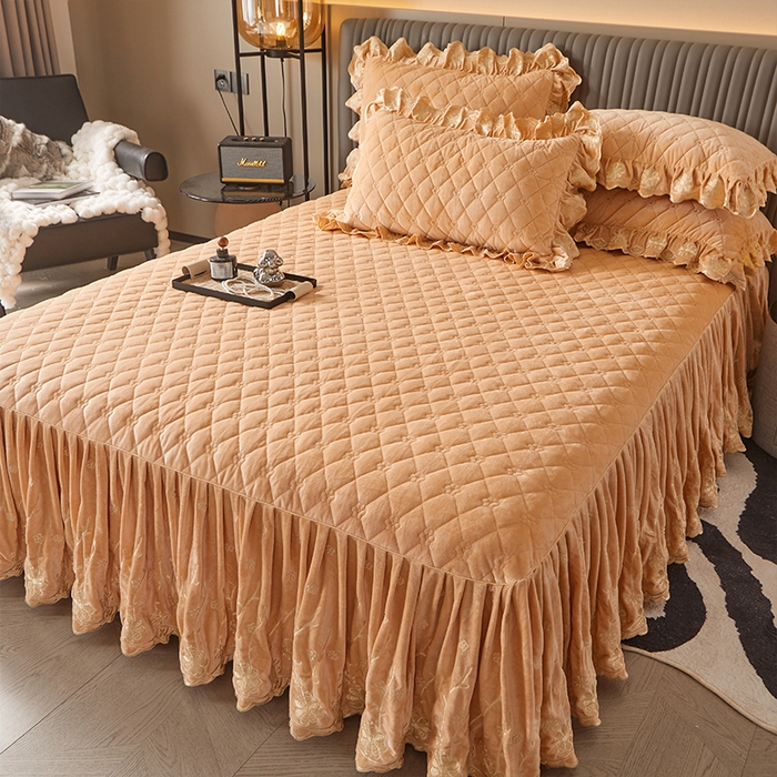 91家纺网 家纺一手货源 找家纺 罗艺轩 2024新款花季宝宝绒全套夹棉絎缝加厚系列床裙三件套 香槟金