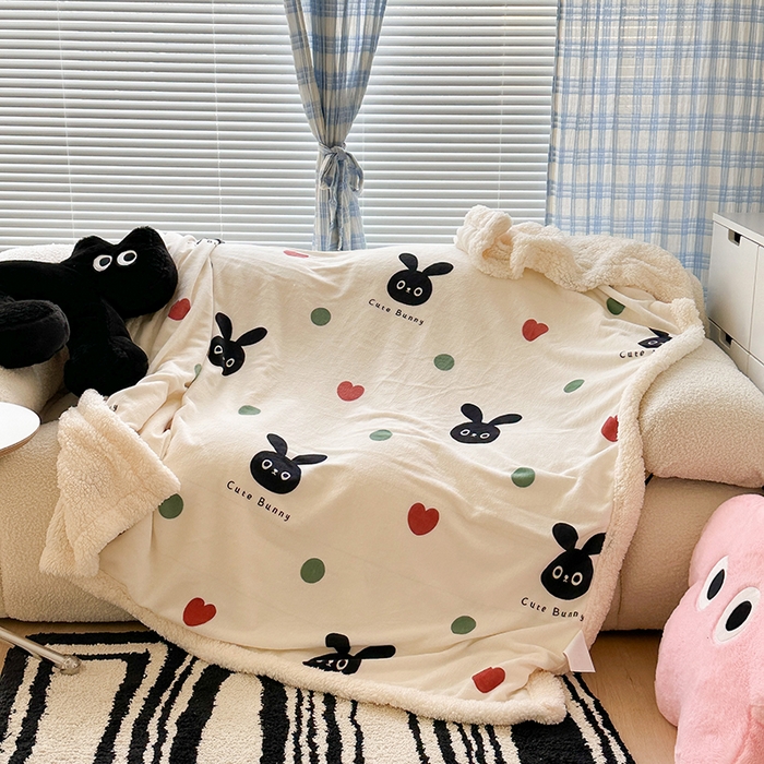 91家纺网 家纺一手货源 找家纺 昔可家纺 2023新款ins风牛奶绒羊羔绒印花毛毯（风格二） 波点小黑兔