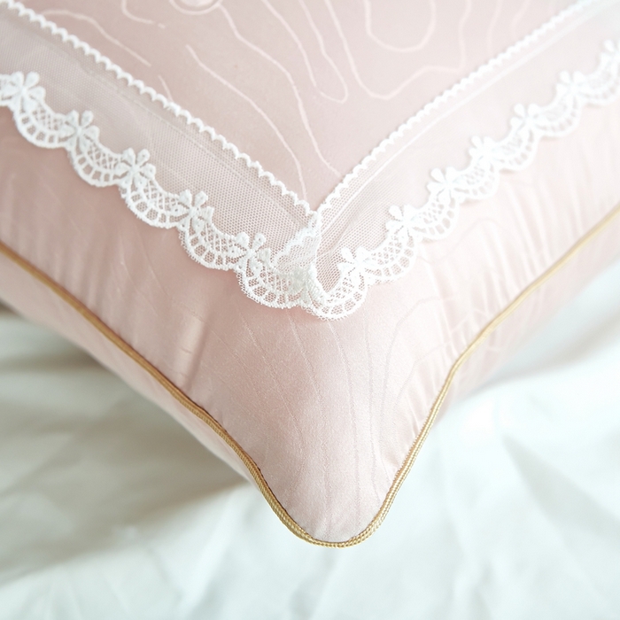 91家纺网 家纺一手货源 找家纺 拾光枕芯 2023新款羊绒蕾丝枕 粉色