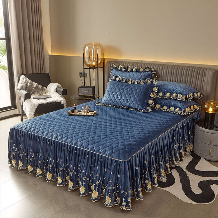 91家纺网 家纺一手货源 找家纺 罗艺轩 2024新款花季宝宝绒全套夹棉絎缝加厚系列床裙三件套 宝石蓝