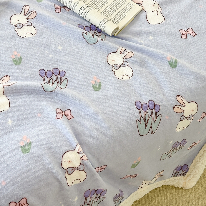 91家纺网 家纺一手货源 找家纺 昔可家纺 2023新款ins风牛奶绒羊羔绒印花毛毯（风格一） 萌萌紫底郁金香兔