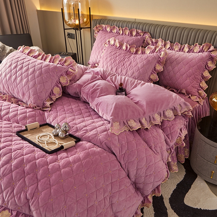 91家纺网 家纺一手货源 找家纺 罗艺轩 2024新款花季宝宝绒全套夹棉絎缝加厚系列床裙套件 丁香紫