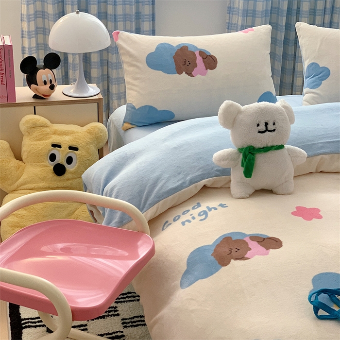 91家纺网 家纺一手货源 找家纺 星期八 2023新款210g双面牛奶绒印花四件套 云朵狗狗