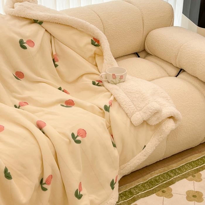 91家纺网 家纺一手货源 找家纺 昔可家纺 2023新款ins风牛奶绒羊羔绒印花毛毯（风格二） 粉嫩小郁金