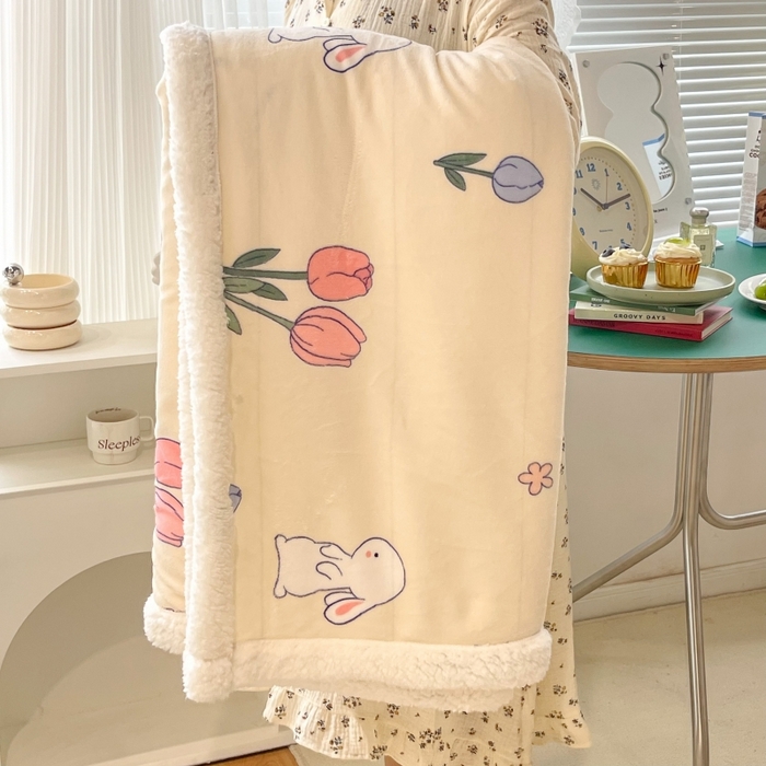 91家纺网 家纺一手货源 找家纺 昔可家纺 2023新款ins风牛奶绒羊羔绒印花毛毯（风格一） 粉粉郁金兔