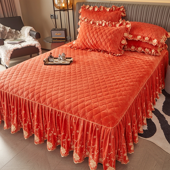 91家纺网 家纺一手货源 找家纺 罗艺轩 2024新款花季宝宝绒全套夹棉絎缝加厚系列床裙三件套 爱玛橙