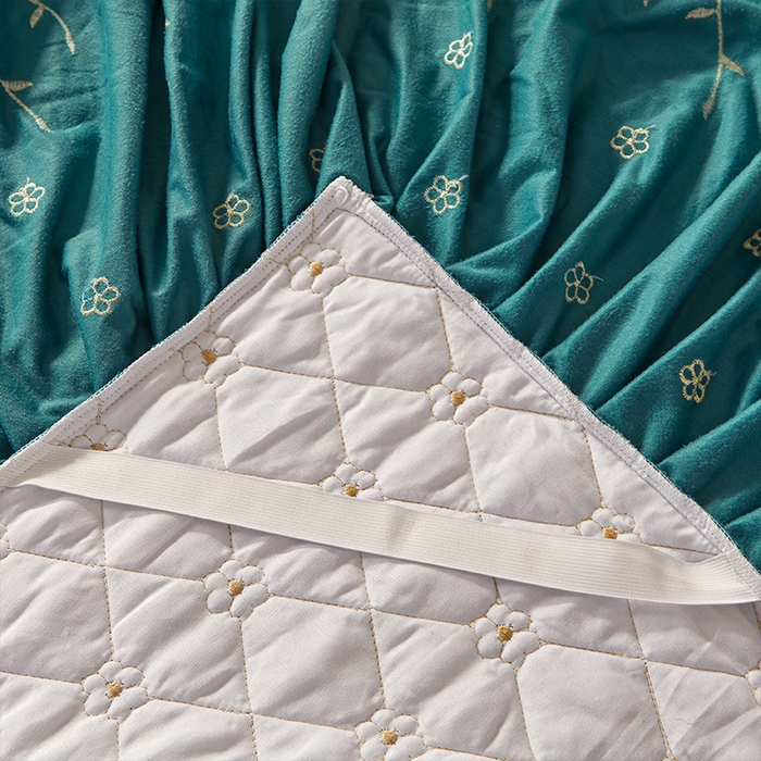 91家纺网 家纺一手货源 找家纺 罗艺轩 2024新款花季宝宝绒全套夹棉絎缝加厚系列床裙套件 橄榄绿