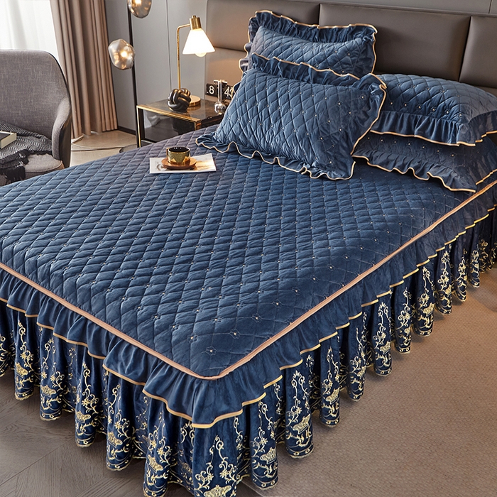 91家纺网 家纺一手货源 找家纺 罗艺轩 2024新款欧洲风情宝宝绒可拆卸夹棉床裙三件套 宝石蓝