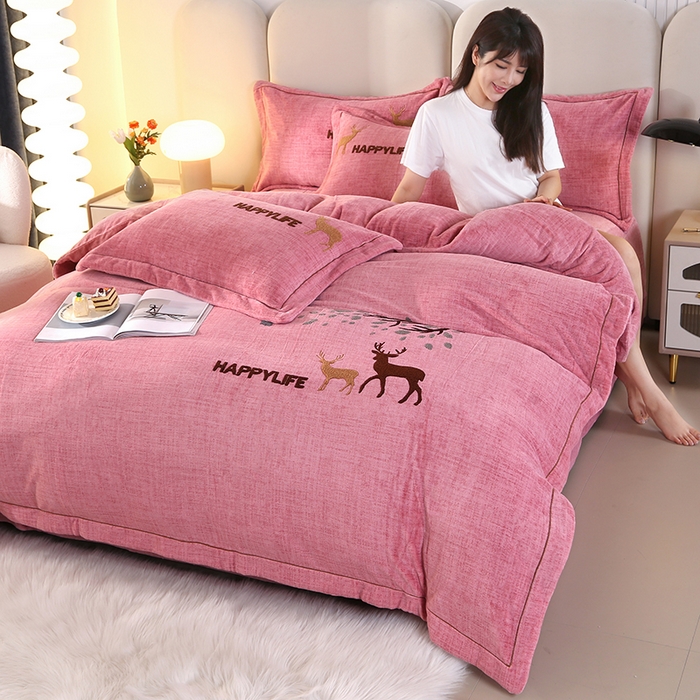 91家纺网 家纺一手货源 找家纺 代芙家纺 2023秋冬新品全消光8.5斤牛奶绒加厚保暖毛巾绣四件套 小鹿-豆沙