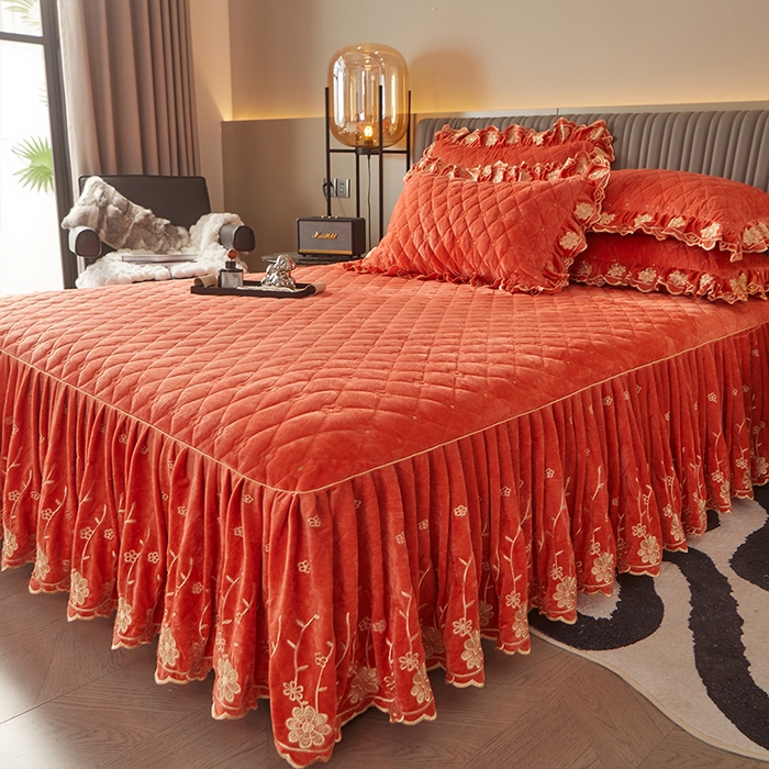 91家纺网 家纺一手货源 找家纺 罗艺轩 2024新款花季宝宝绒全套夹棉絎缝加厚系列床裙三件套 爱玛橙