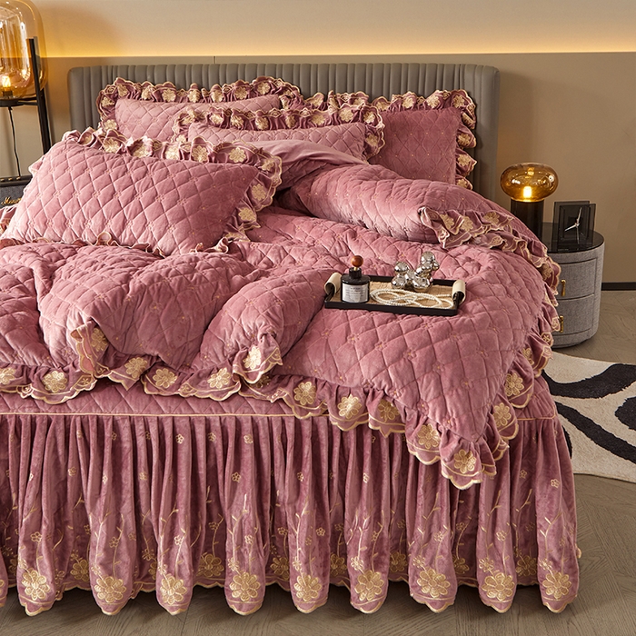 91家纺网 家纺一手货源 找家纺 罗艺轩 2024新款花季宝宝绒全套夹棉絎缝加厚系列床裙套件 豆沙粉