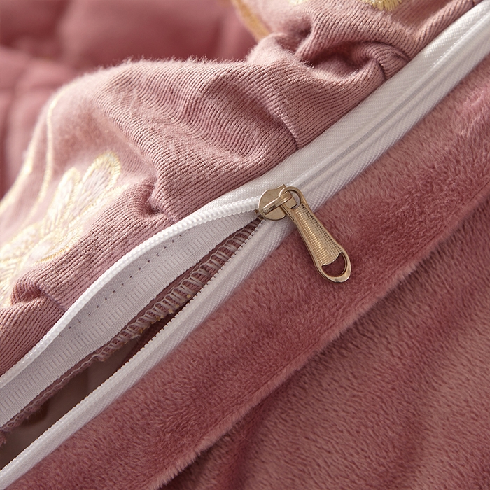 91家纺网 家纺一手货源 找家纺 罗艺轩 2024新款花季宝宝绒全套夹棉絎缝加厚系列床裙套件 豆沙粉