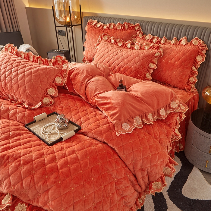 91家纺网 家纺一手货源 找家纺 罗艺轩 2024新款花季宝宝绒全套夹棉絎缝加厚系列床裙套件 爱玛橙