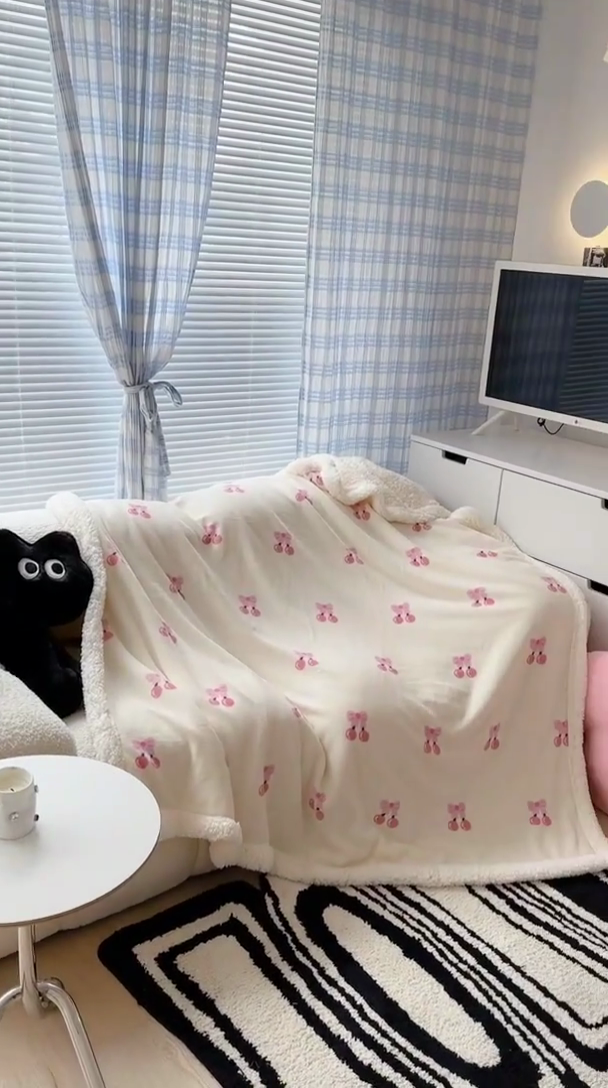 91家纺网 家纺一手货源 找家纺 昔可家纺 2023新款ins风牛奶绒羊羔绒印花毛毯（风格二） 一口樱桃