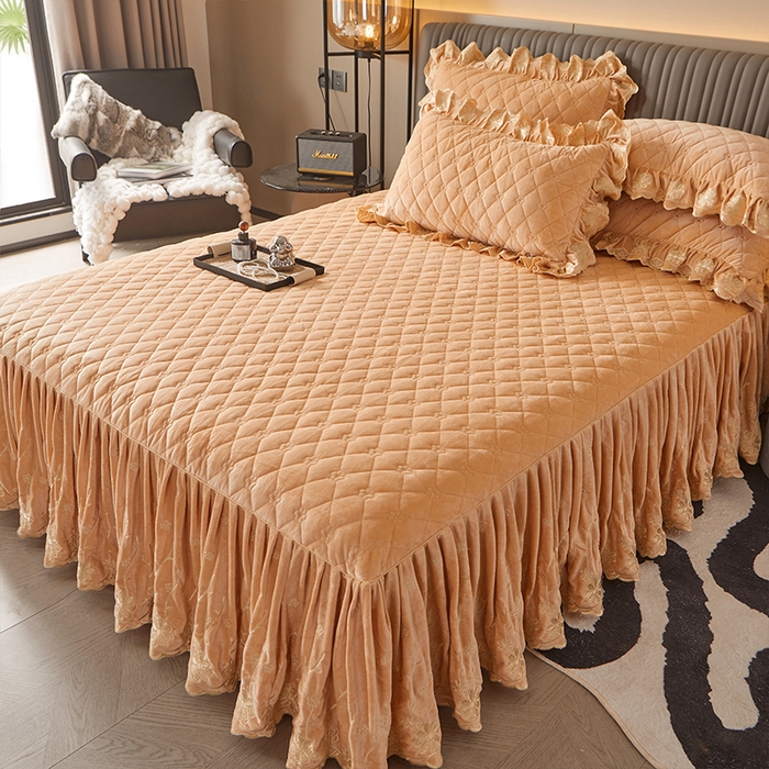 91家纺网 家纺一手货源 找家纺 罗艺轩 2024新款花季宝宝绒全套夹棉絎缝加厚系列床裙三件套 香槟金