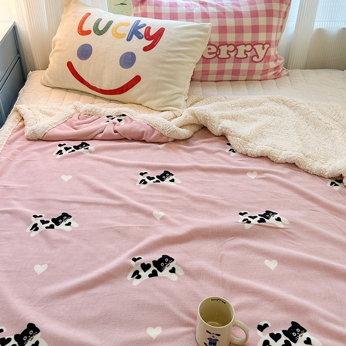 91家纺网 家纺一手货源 找家纺 昔可家纺 2023新款ins风牛奶绒羊羔绒印花毛毯（风格一） 爱心小黑猫