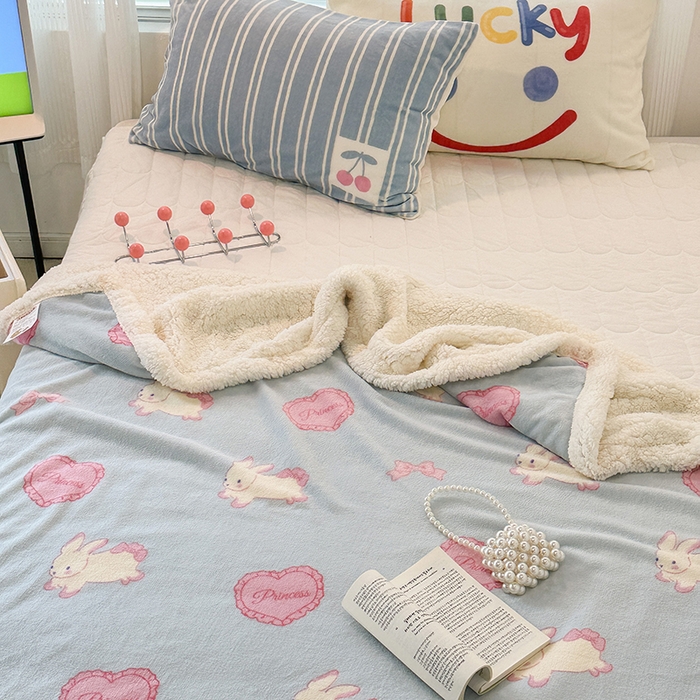 91家纺网 家纺一手货源 找家纺 昔可家纺 2023新款ins风牛奶绒羊羔绒印花毛毯（风格一） 萝莉爱心兔