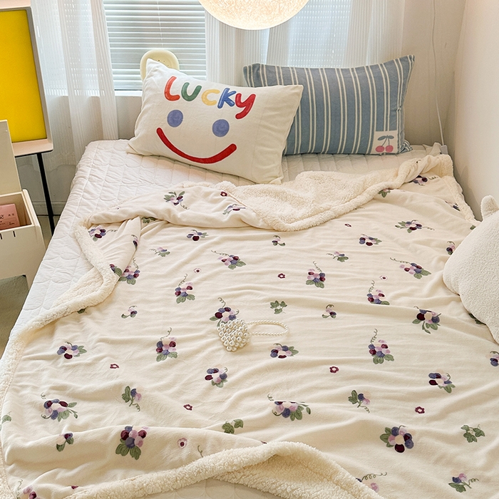 91家纺网 家纺一手货源 找家纺 昔可家纺 2023新款ins风牛奶绒羊羔绒印花毛毯（风格一） 紫色葡萄