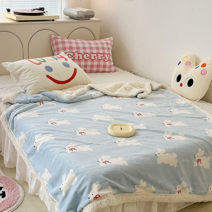 91家纺网 家纺一手货源 找家纺 昔可家纺 2023新款ins风牛奶绒羊羔绒印花毛毯（风格一） 丝带小兔蓝