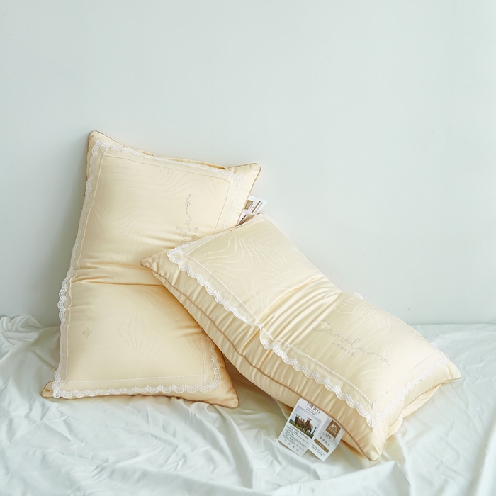 91家纺网 家纺一手货源 找家纺 拾光枕芯 2023新款羊绒蕾丝枕 米黄