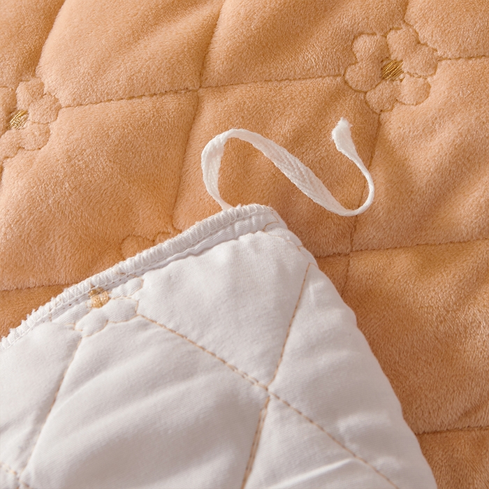 91家纺网 家纺一手货源 找家纺 罗艺轩 2024新款花季宝宝绒全套夹棉絎缝加厚系列床裙套件 香槟金