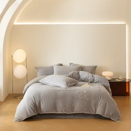 91家纺网 家纺一手货源 找家纺 万盛家纺 2025新款牛奶绒简约绣花四件套 高级灰