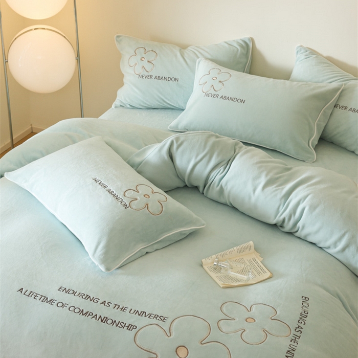 91家纺网 家纺一手货源 找家纺 万盛家纺 2025新款牛奶绒简约绣花四件套 艾草绿