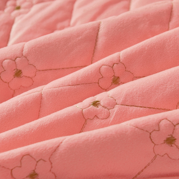 91家纺网 家纺一手货源 找家纺 罗艺轩 2024新款花季宝宝绒全套夹棉絎缝加厚系列床裙三件套 樱花粉