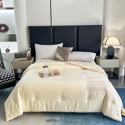 91家纺网 家纺一手货源 找家纺 桂雅居 2023新款萝琳微醺鲜豆被 米白