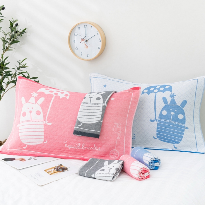 91家纺网 家纺一手货源 找家纺 朴尔家纺-毛巾被 2023新款特惠混纺棉质三层纱布独版AB面枕巾 雨伞熊粉