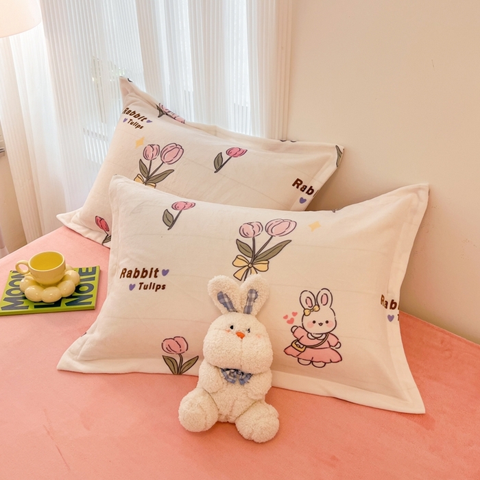 91家纺网 家纺一手货源 找家纺 寐居家纺 2023新款小清新牛奶绒印花枕套 告白兔兔