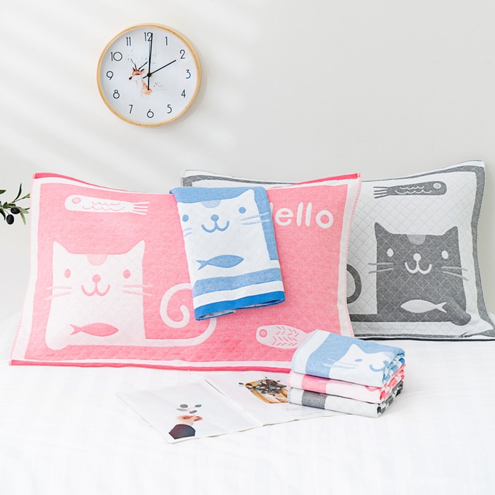 91家纺网 家纺一手货源 找家纺 朴尔家纺-毛巾被 2023新款特惠混纺棉质三层纱布独版AB面枕巾 爱鱼的猫粉