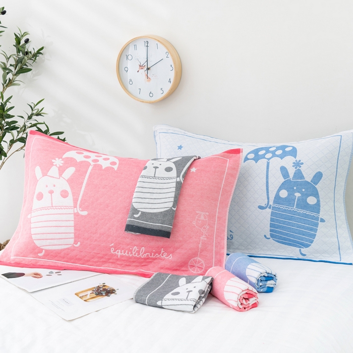 91家纺网 家纺一手货源 找家纺 朴尔家纺-毛巾被 2023新款特惠混纺棉质三层纱布独版AB面枕巾 雨伞熊蓝