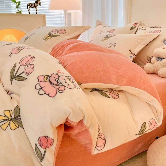 91家纺网 家纺一手货源 找家纺 寐居家纺 2023新款小清新牛奶绒印花被套 告白兔兔