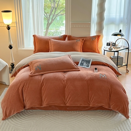 91家纺网 家纺一手货源 找家纺 宇彬家纺 2023母婴级牛奶婴儿绒刺绣四件套枕套宽边一字绣山茶花和刺绣-M款 M款 艾玛橙＋香槟