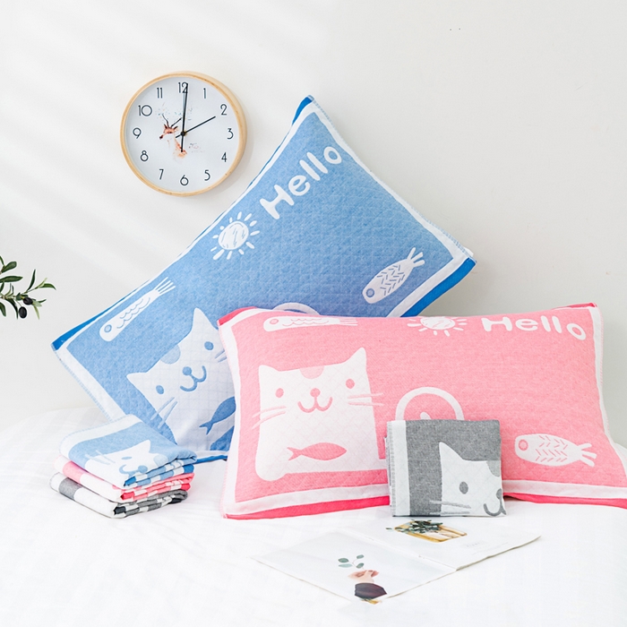 91家纺网 家纺一手货源 找家纺 朴尔家纺-毛巾被 2023新款特惠混纺棉质三层纱布独版AB面枕巾 爱鱼的猫灰