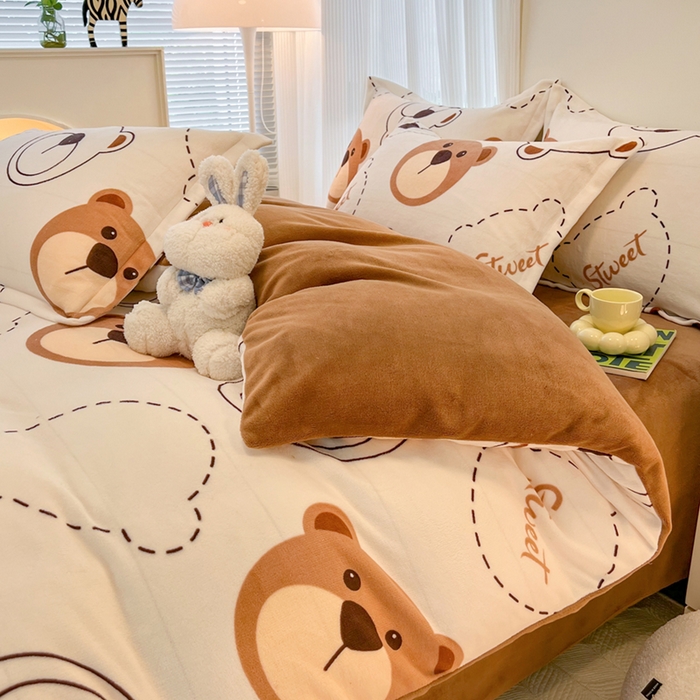 91家纺网 家纺一手货源 找家纺 寐居家纺 2023新款小清新牛奶绒印花被套 公仔熊