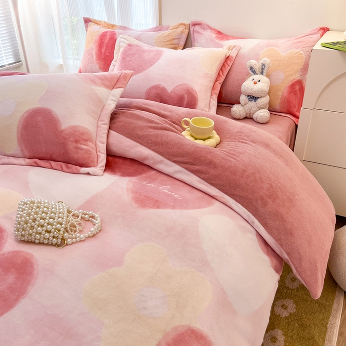 91家纺网 家纺一手货源 找家纺 寐居家纺 2023新款小清新牛奶绒印花被套 爱心泡泡