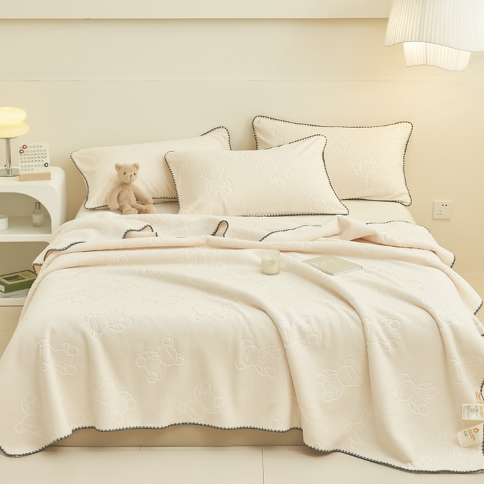 91家纺网 家纺一手货源 找家纺 21度C 2023新款贝贝熊-布叮熊牛奶绒复合毯 贝贝熊-奶白