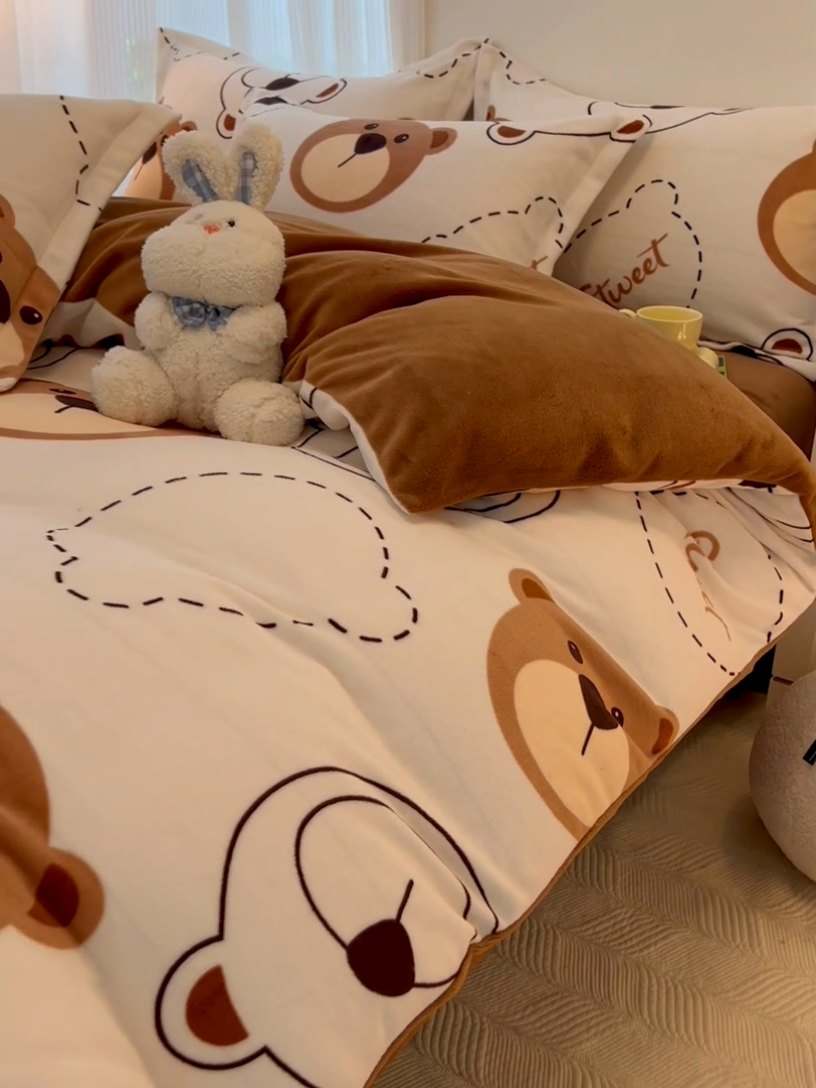 91家纺网 家纺一手货源 找家纺 寐居家纺 2023新款小清新牛奶绒印花四件套 公仔熊