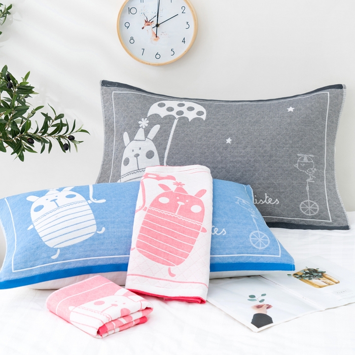 91家纺网 家纺一手货源 找家纺 朴尔家纺-毛巾被 2023新款特惠混纺棉质三层纱布独版AB面枕巾 雨伞熊蓝