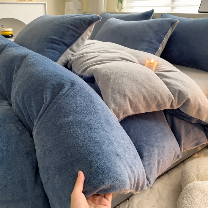 91家纺网 家纺一手货源 找家纺 寐居  2023新款高克重拼色牛奶绒四件套 宝石蓝灰