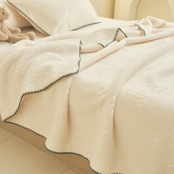 91家纺网 家纺一手货源 找家纺 21度C 2023新款贝贝熊-布叮熊牛奶绒复合毯 贝贝熊-奶白