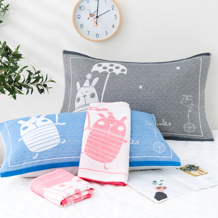 91家纺网 家纺一手货源 找家纺 朴尔家纺-毛巾被 2023新款特惠混纺棉质三层纱布独版AB面枕巾 雨伞熊粉