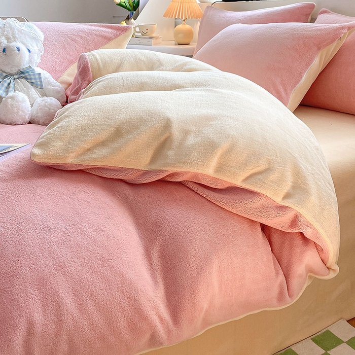 91家纺网 家纺一手货源 找家纺 寐居  2023新款高克重拼色牛奶绒四件套 草莓芝士