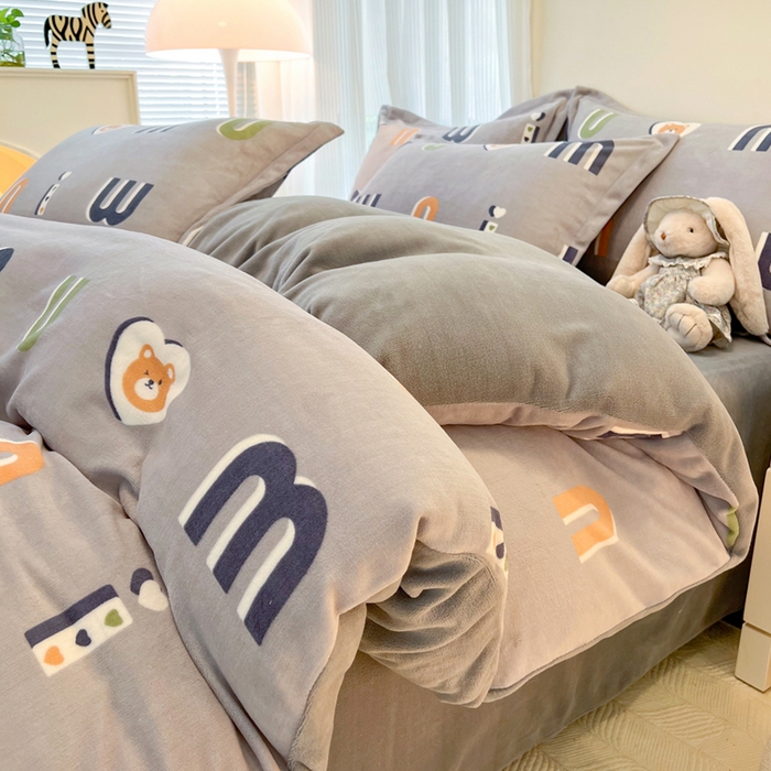 91家纺网 家纺一手货源 找家纺 寐居家纺 2023新款小清新牛奶绒印花被套 字母熊